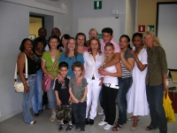 Foto di gruppo del corso di italiano alla biblioteca Basaglia